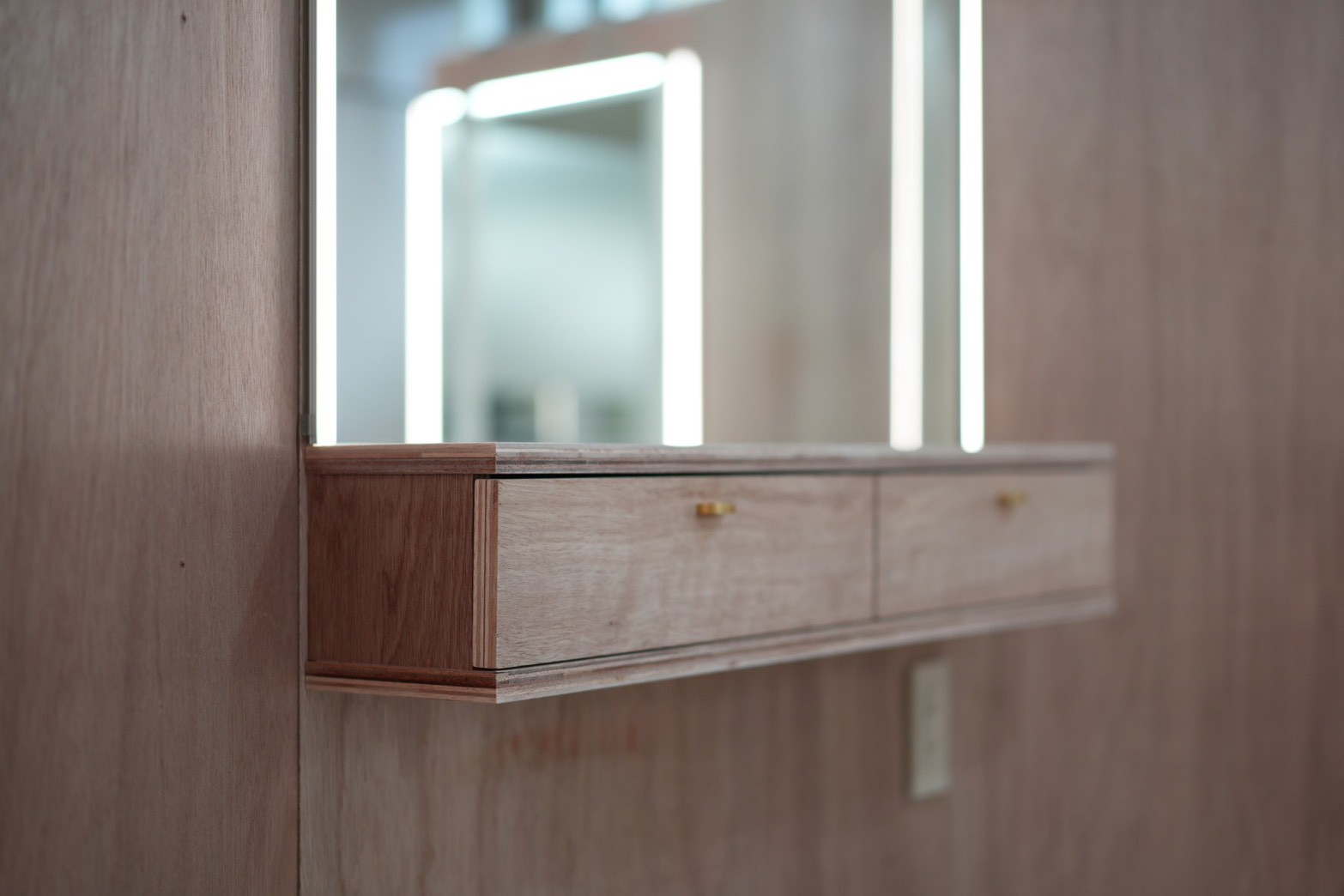 やわらかな光の差す棚