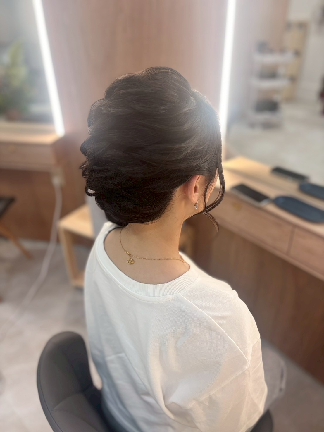 代表スタイリストの横姿